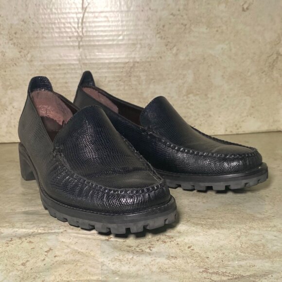 Cole Haan Womens Black Leather Loafers Size 8 Textured Lug Sole Slip-On Comfort - Picture 1 of 10